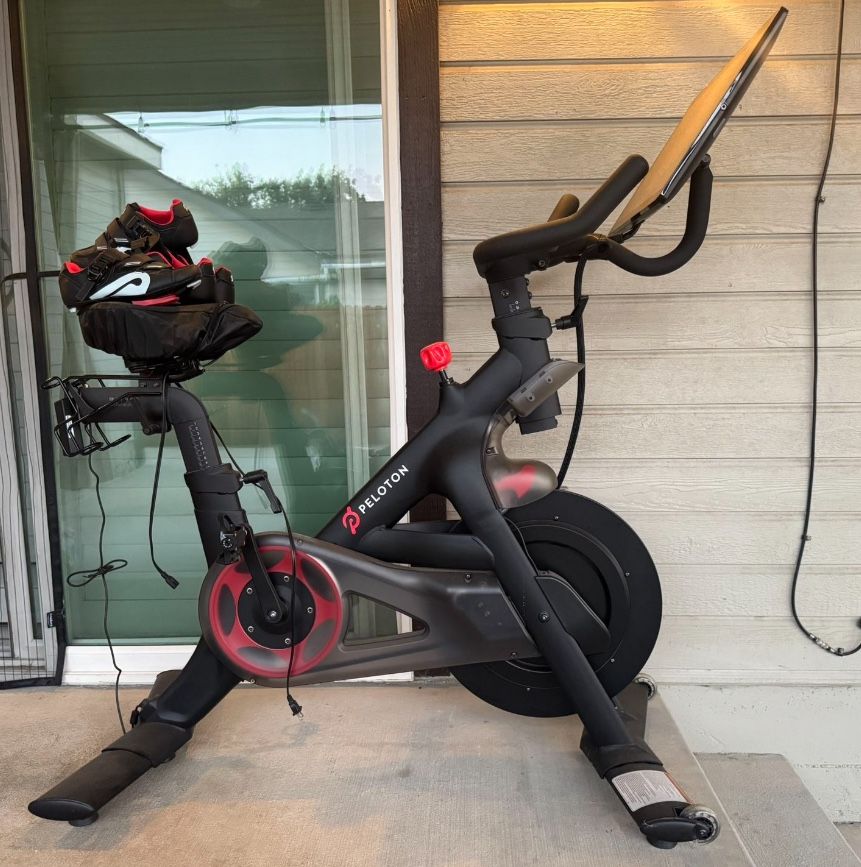 21.5 Inch Touch Screen Peloton Bike Gen 2 Barely Used WILL TAKE OFFERS