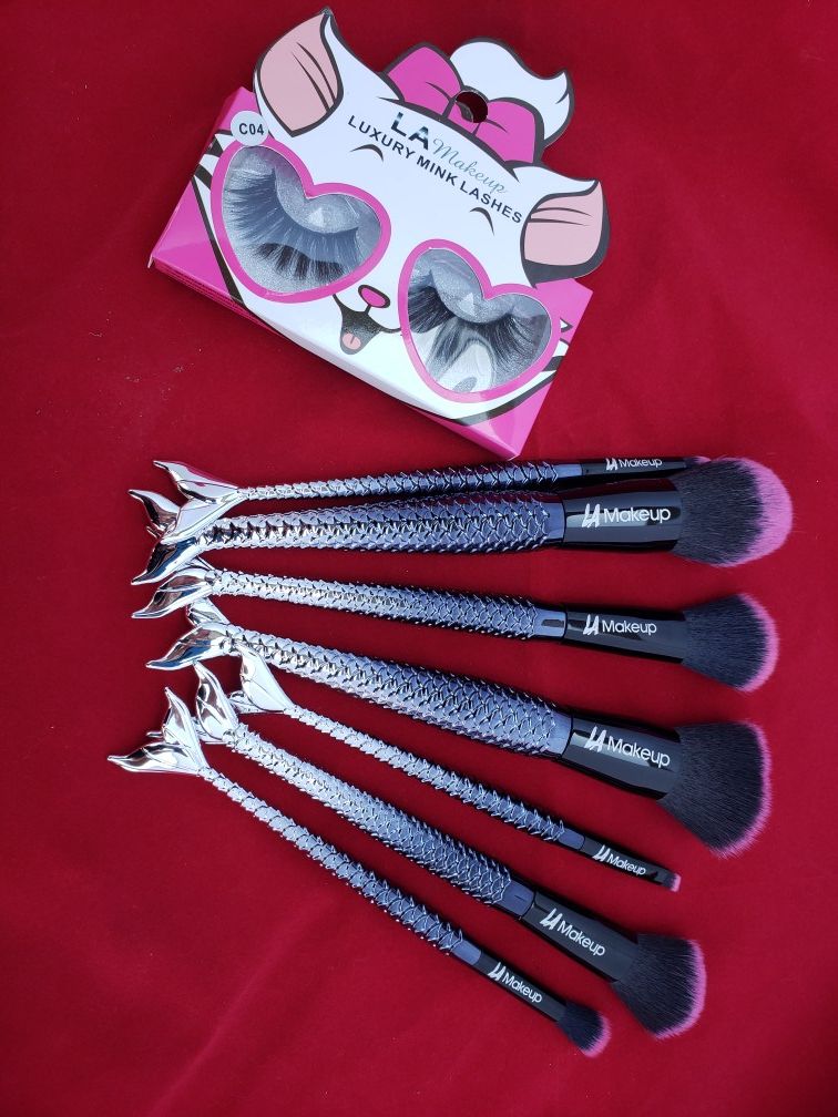 Eyelash and makeup brush set