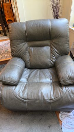 Recliner chair. $25.