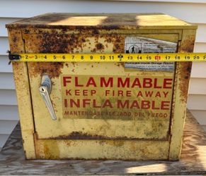Flammable storage cabinet