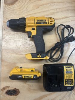 Dewalt 20V Max 1/2" Cordless Drill Driver Kit-DCD771-Clean- Battery & Charger