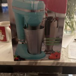 Brentwood Appliances SM-1200B 15-Ounce Classic Milkshake Maker in Turquoise