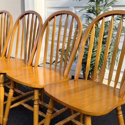(4) Solid Wood Windsor Style Arrowback Dining Chairs. Delivery Available 🚚.