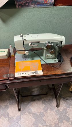 Vintage Zig-Zag De Luxe Sewing Machine with Manual