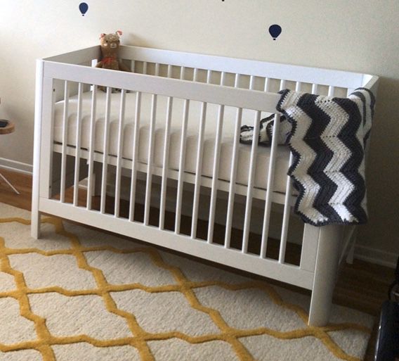 Baby bed/crib/toddler bed with mattress and bedding!