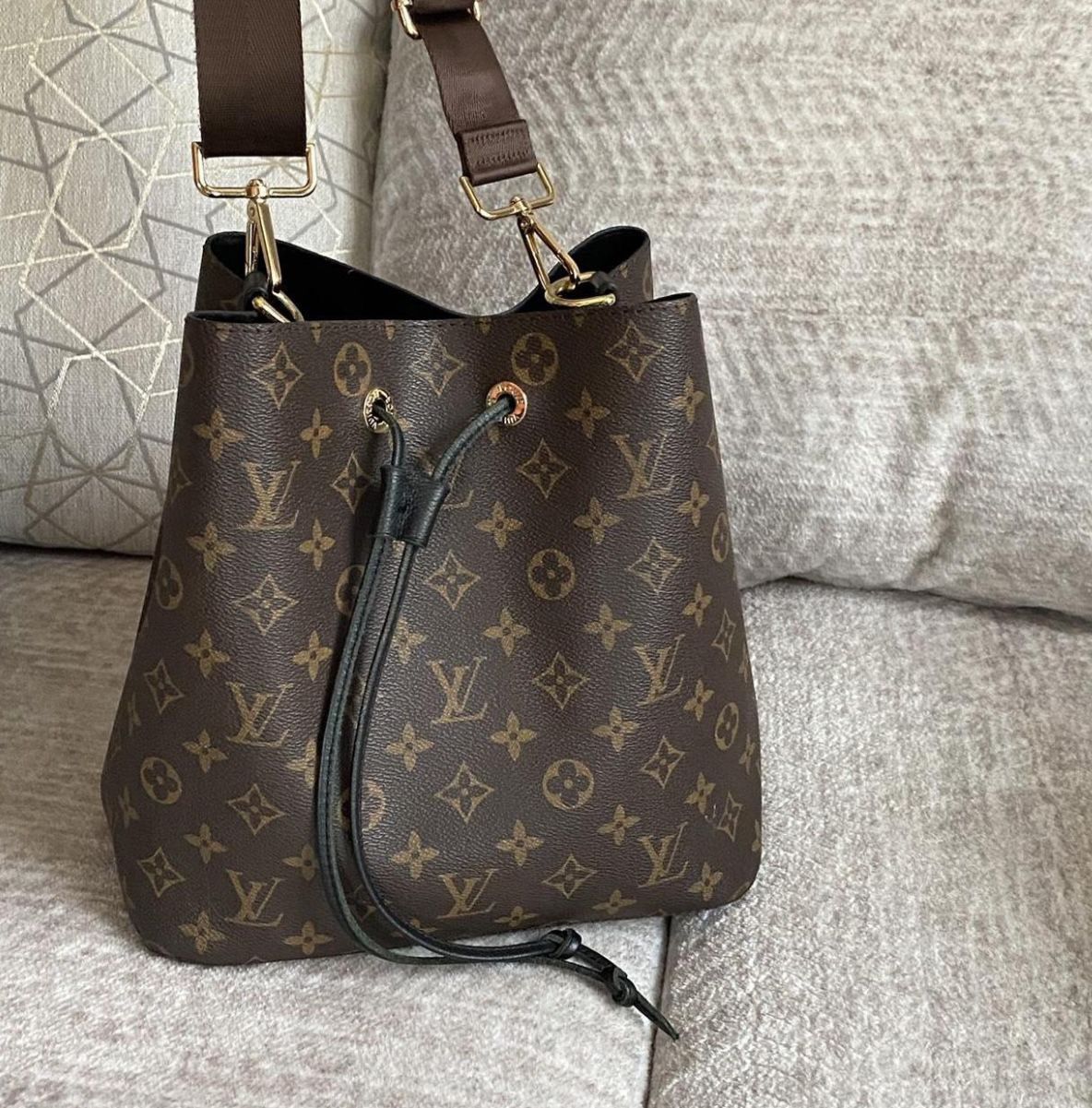 Louis Vuitton MM Neonoe Bucket Bag with Extra Strap