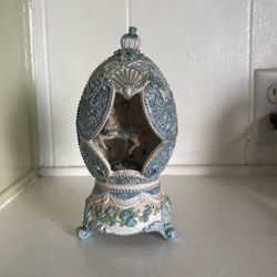 🎠✨ Elegant Carousel Horse Egg Music Box – Vintage Inspired Décor