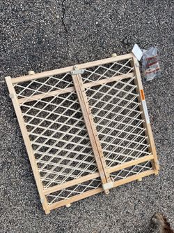 Evenflo Adjustable Wood Baby Gate, Fits Openings 26 - 42 in