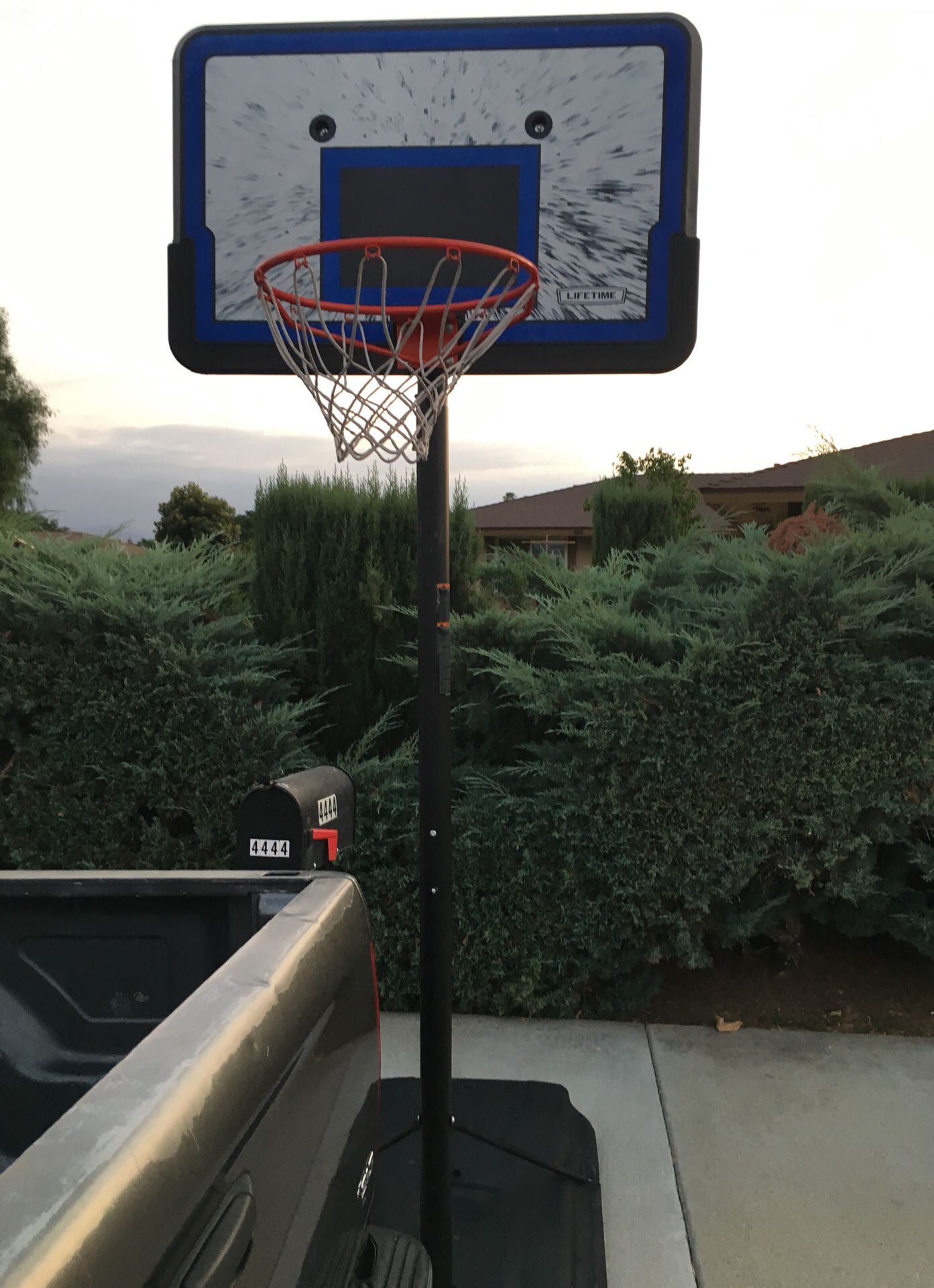 Basketball hoop Almost new 80bucks