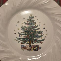 Nikko Happy Holidays 8 Place Setting Christmas Dish Set