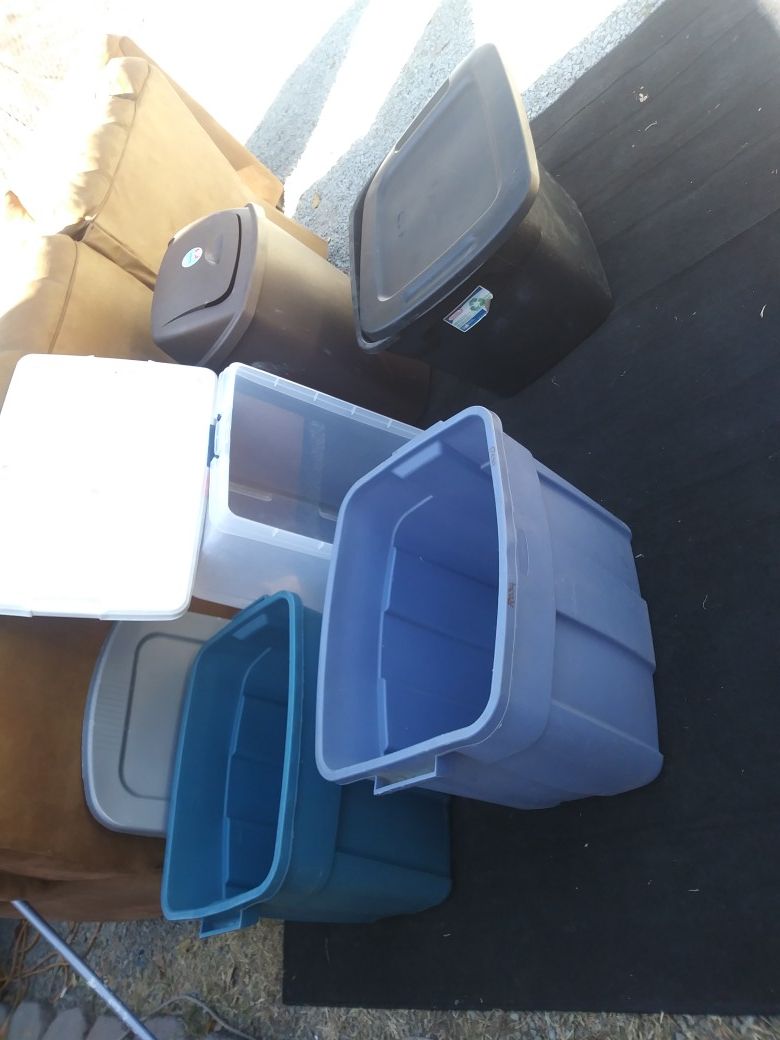 Plasticos 2 no. Tienen tapa. Todos × $10 solo personas interesadas