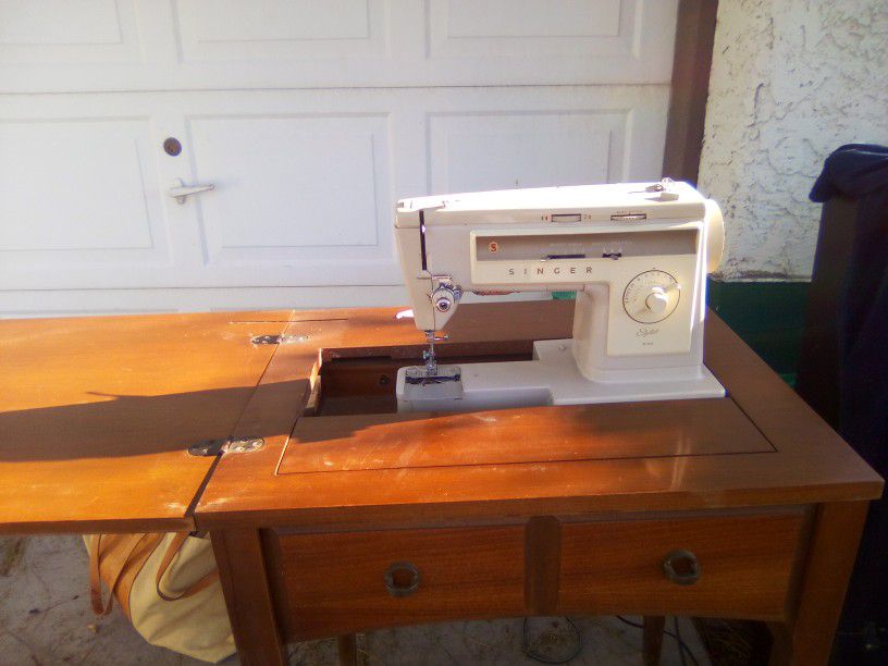 Singer Stylist 533 Electric Sewing Machine With Table