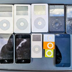 12 Apple iPods