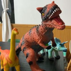 3 Large dinosaurs 