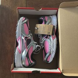 Brand new Women’s NIKE V5 RNR