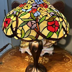 Gorgeous Tiffany Style Lamp 17 Inches Wide. Great Condition 