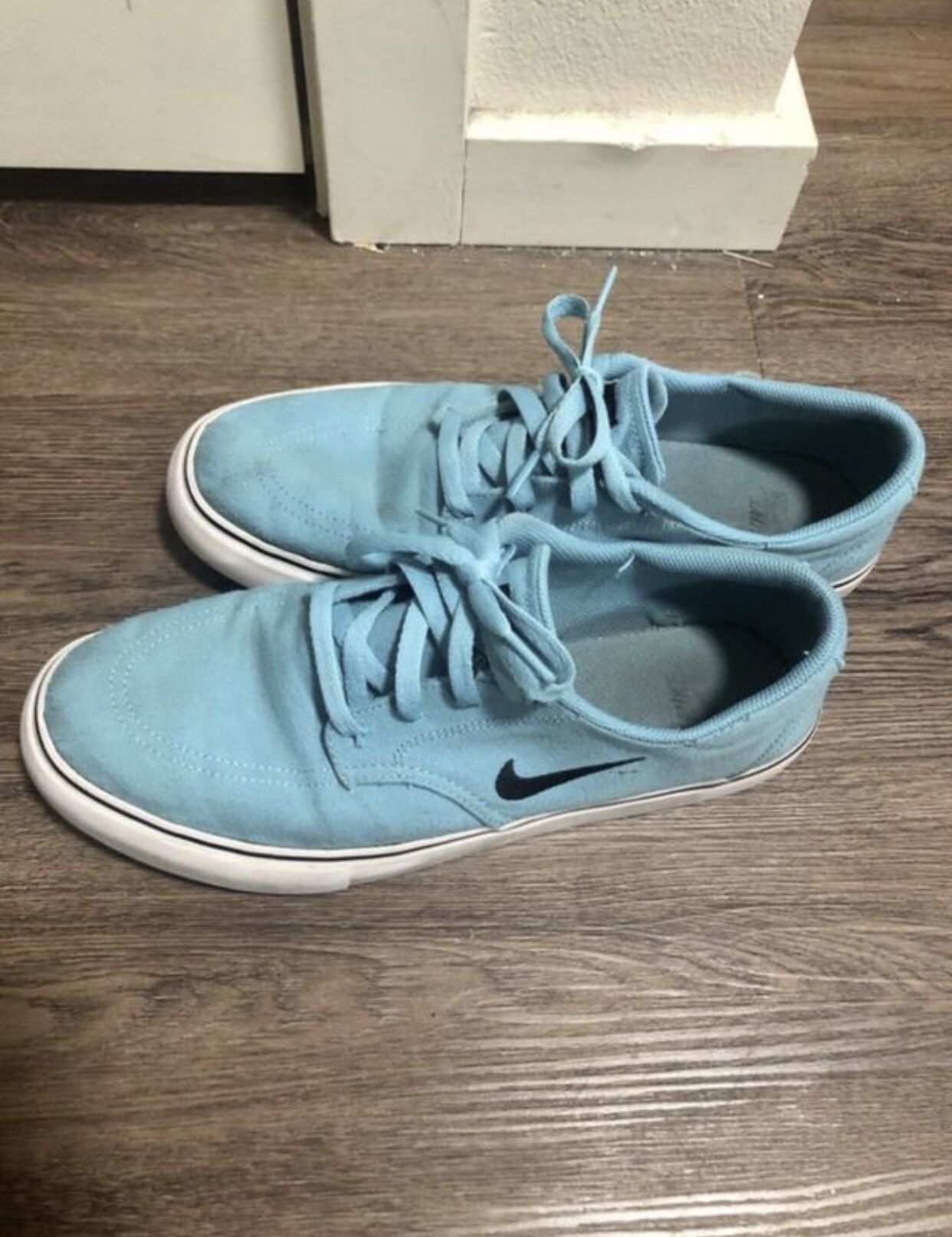 Men’s 9.5 Aqua Nike’s