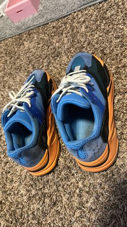 700 Yeezy used “bright blue” sz9
