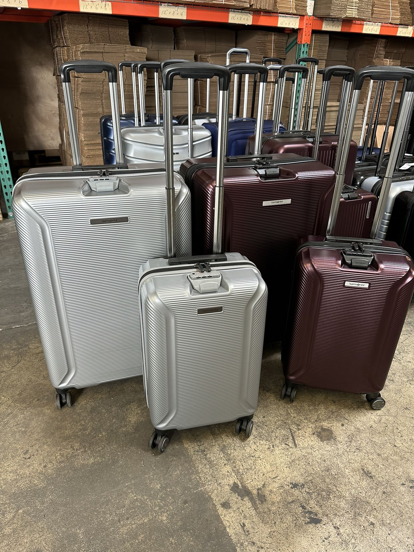 Costco Samsonite 20” Carry On And 28” Check In Luggage Set