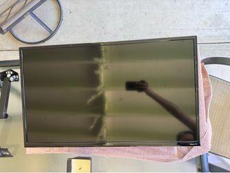 32” flat screen TV Insignia w/ wall mount