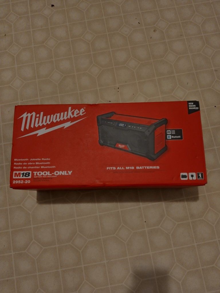 Milwaukee M18 Cordless Jobsite Radio FM AM With Bluetooth 18v tool only new