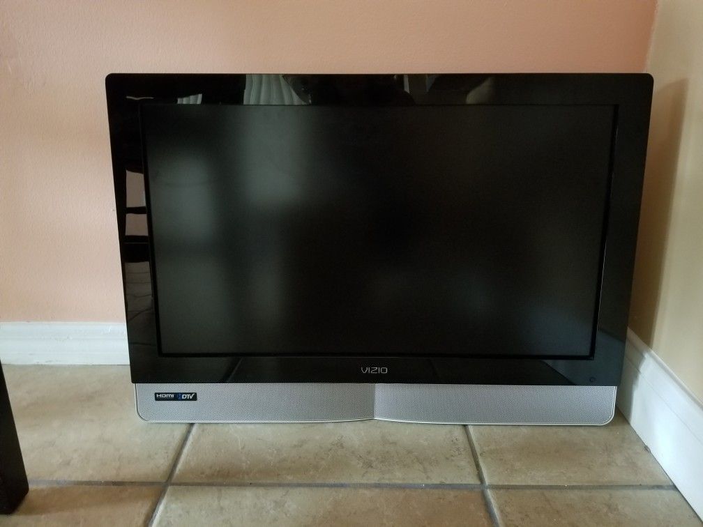 30 inch Vizio TV WITH WALL MOUNT