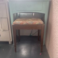 Old Fashion Sewing Machine+ Table/chair