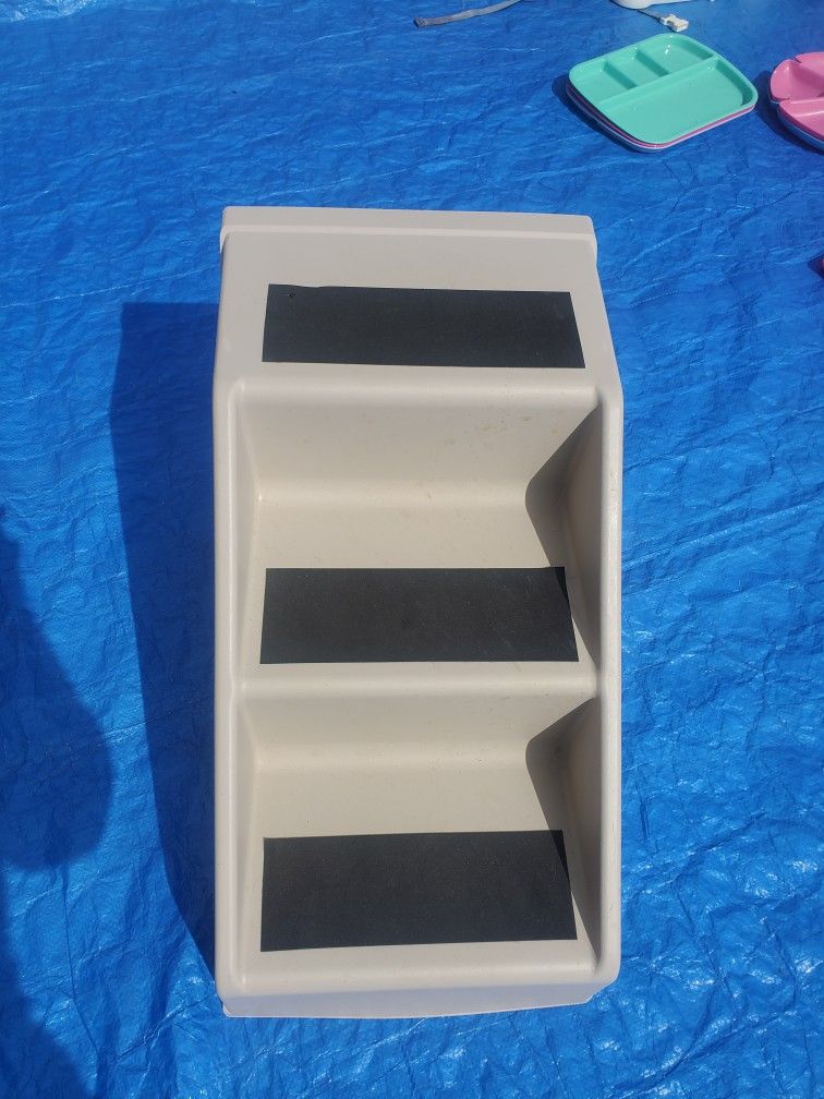 DOGGIE STAIR STEP HAS 4 STEPS FOR YOUR DOG TO GET TO HIGHER LEVELS