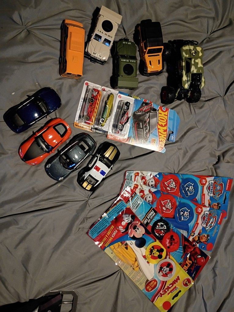 Mega Minecraft & Hot Wheels Adventure Bundle – Backpack Cars & Activity Toys