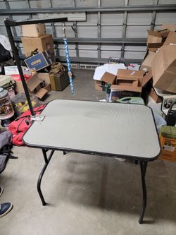 Dog grooming table
