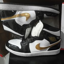 Jordan black white gold mid patient size 10.5