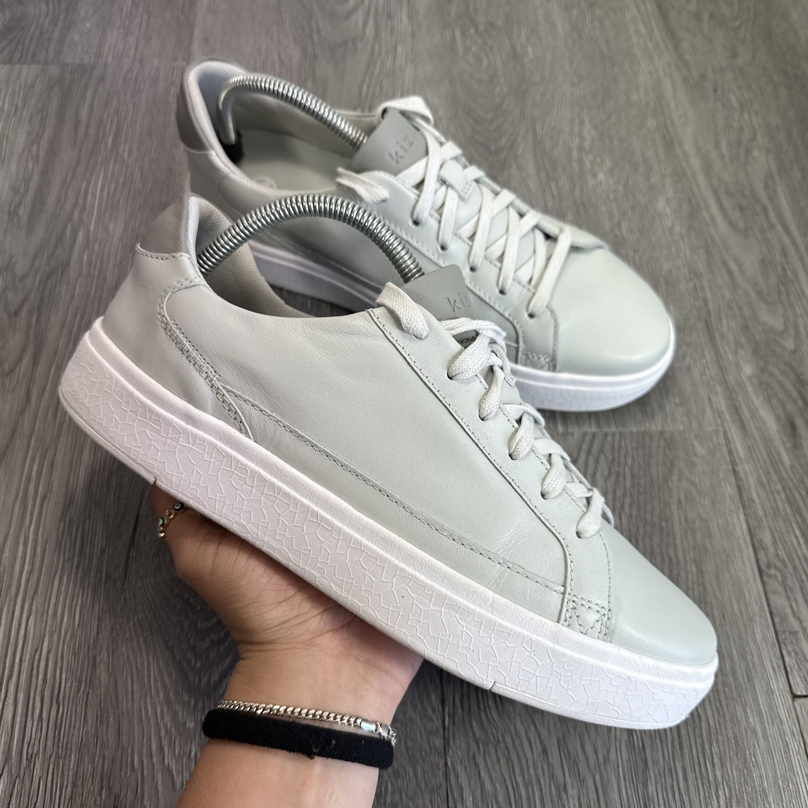 Kizik Vegas Pebble Grey Leather sneaker men's SZ 8 women's 9.5 Comfortable