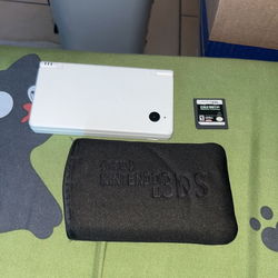 Nintendo DSI white with MW4 (NO CHARGE )