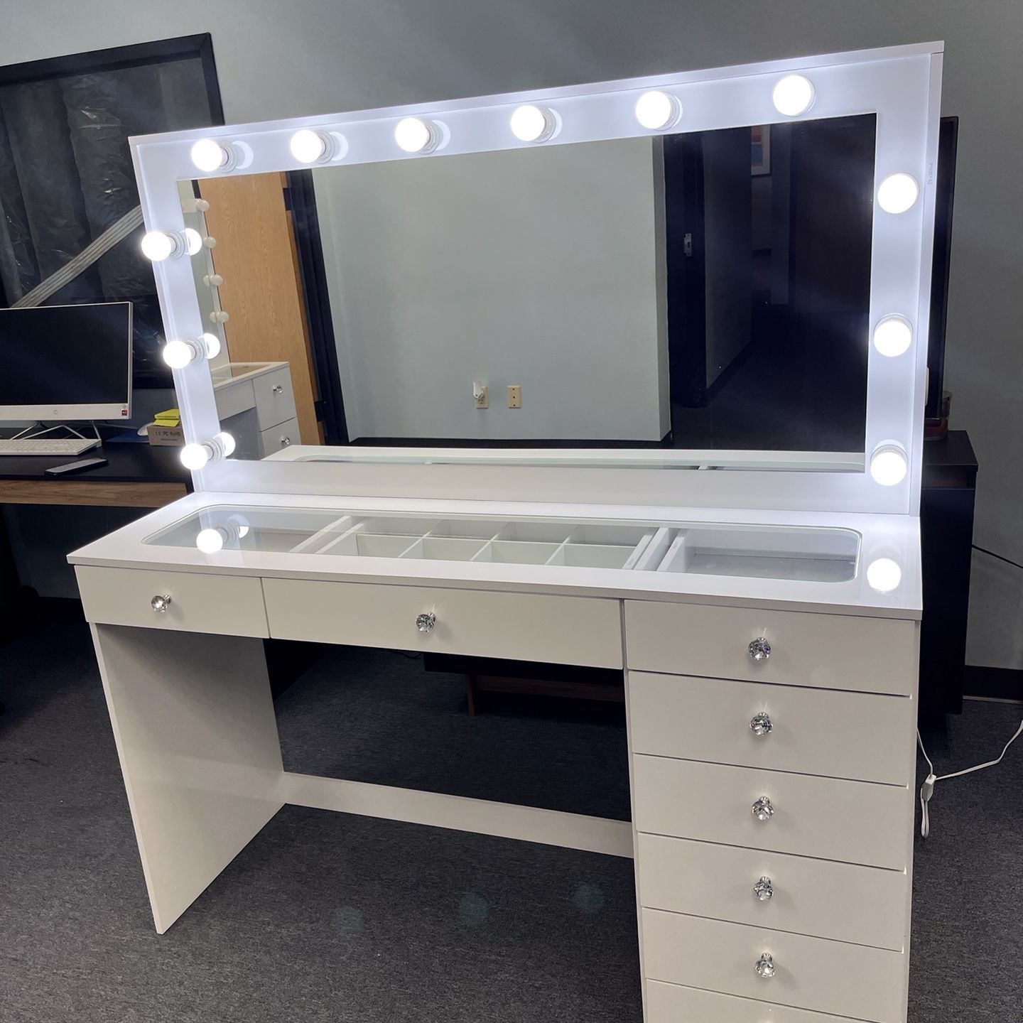 Offer Vanity New in Box - 7 Drawers (It's Not Assembled)