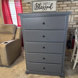 ✨✨BEAUTIFUL GRAY TALL AND HEAVY 5 DRAWER DRESSER✨✨