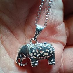 925 Sterling Silver Elephant Pendant With A 18 Inch Chain 