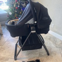 Nuna Bassinet + Stand in Caviar