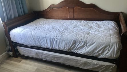 wooden twin daybed with a pull-out twin trundle bed. with Drawers