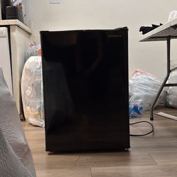 INSIGNIA mini fridge