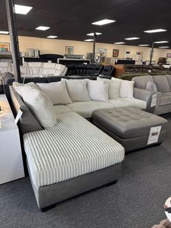 Sectional with chaise 🚚WE DELIVER🚚