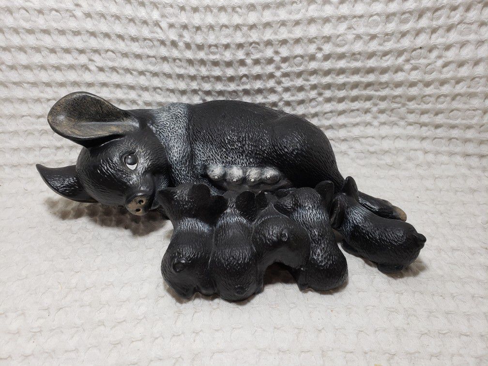 MaMa pig and babies figurine.  All in good condition. 