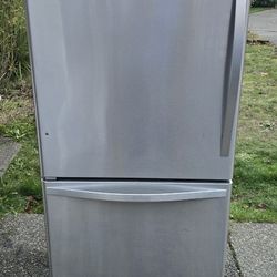 Whirlpool Fridge Size 33w 30d 69h) I Can Help You With Free Delivery Within 10 Miles Distance 