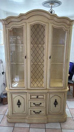 Stanley Furniture: China Hutch