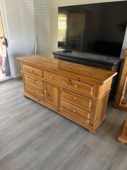 Complete Broyhill bedroom set