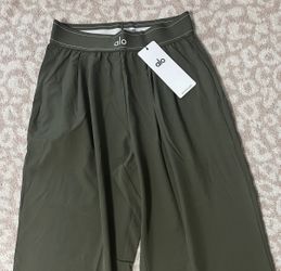 Alo Olive Trouser Pants $65 **READ DESCRIPTION**
