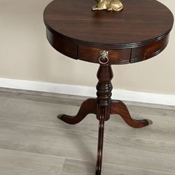 Vintage Mahogany Side Table: Round Pedestal with Lion Head And Claws 
