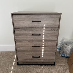 4 Drawer Dresser Like New 