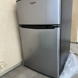 Whirlpool Mini Frig