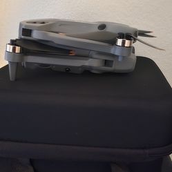 DRONE WHIT  CAMERA.2 BATTERIES..AND SCREEN  REMOTE