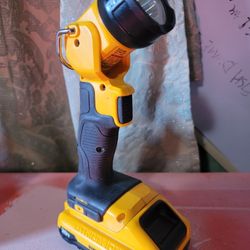 Dewalt DCL040-XJ 18V XR li-ion LED Pivot Flashlight Tool Only